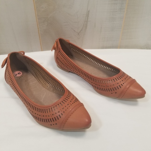 Modcloth Restricted Perforated Pointed Flats 6.5 - Picture 5 of 7